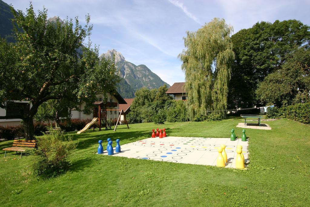 Spiele- Und Buchhotel Tschitscher Nikolsdorf Exterior photo