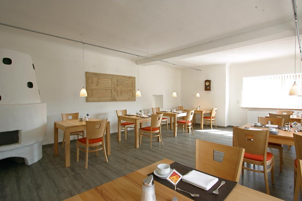 Spiele- Und Buchhotel Tschitscher Nikolsdorf Exterior photo